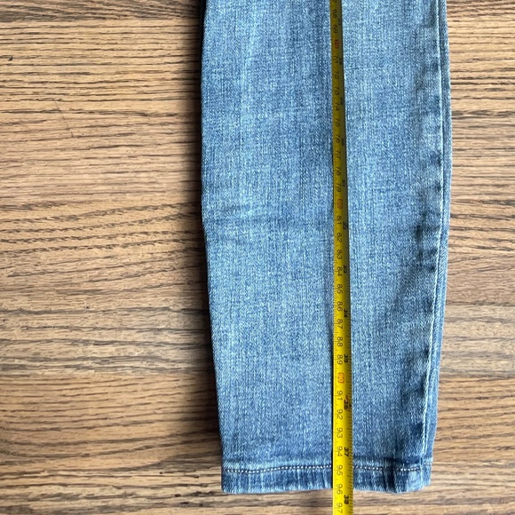 Lucky Brand (6/28) light wash mid rise skinny jeans - Picture 2 of 6